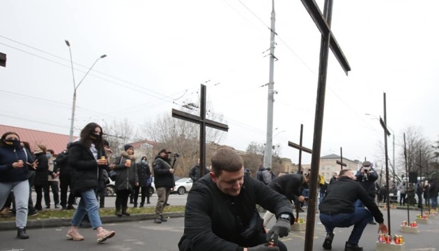 Під посольство Росії у Києві принесли дерев’яні хрести