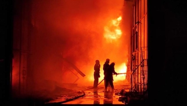 Kharkiv : Un violent incendie détruit vingt- cinq bâtiments du marché « Barabachove »