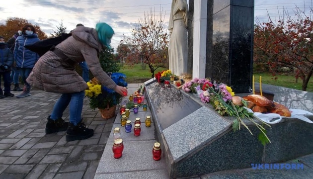 У Запоріжжі до меморіалу жертв Голодомору несли колоски, яблука та квіти