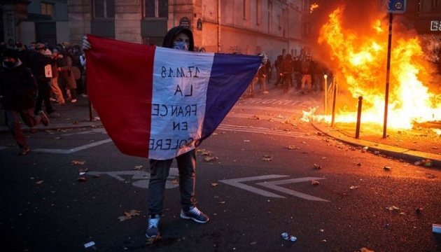 У Парижі на марші проти закону «про глобальну безпеку» застосували сльозогінний газ