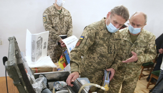 Deutschland übergibt ukrainischer Armee 20 Beatmungsgeräte