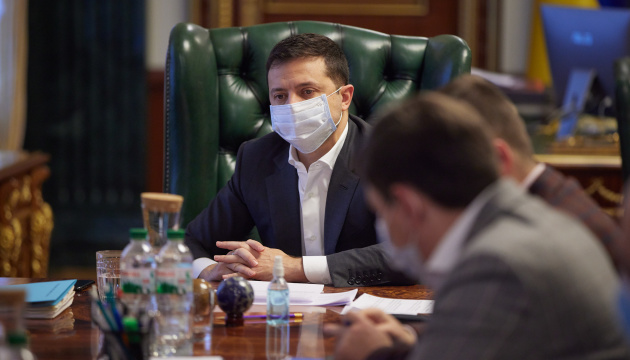 Зеленський доручив попереджати про звільнення голів реорганізованих РДА