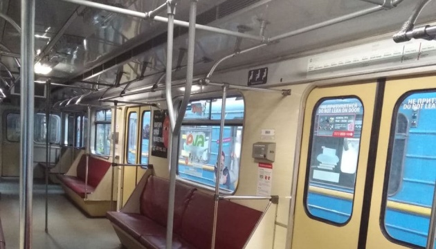 У столичному метро запустили вагон з поручнями «для всіх»