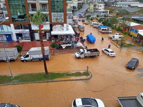 На півдні Туреччини рекордні опади: затопило поля, вулиці міст та дороги