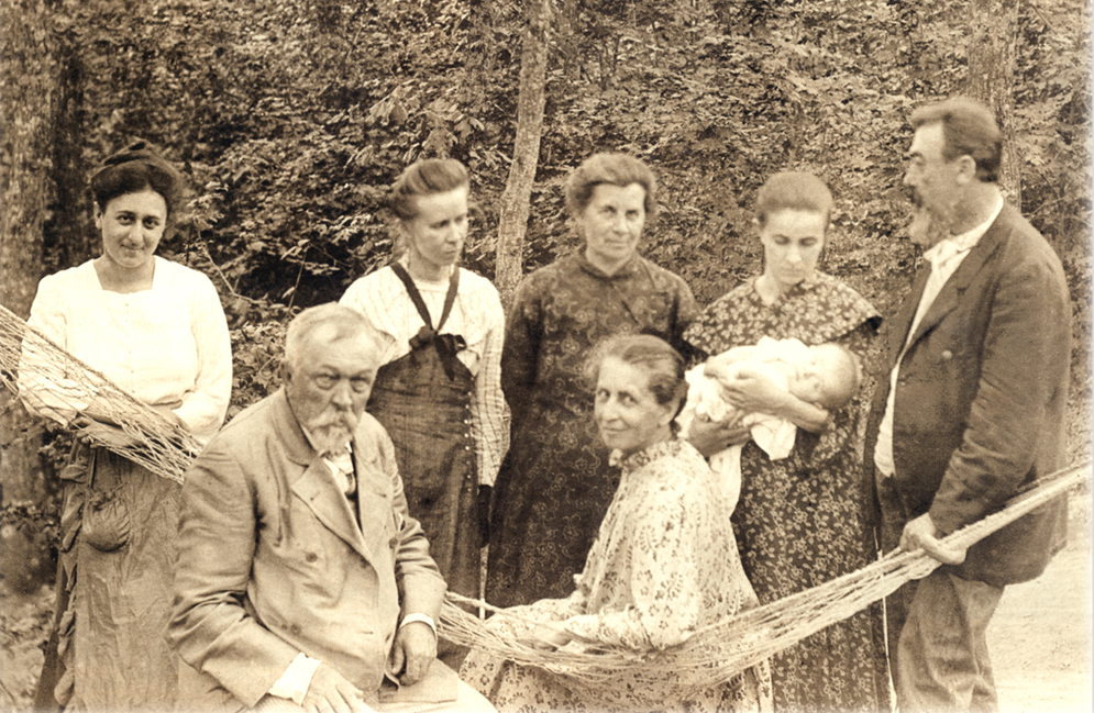 Леся Українка (друга зліва) з родиною та друзями: поруч мати Олена Пчілка, далі сестра Ольга з сином, на передньому плані батько Петро Антонович Косач