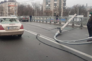 Столбы на Шулявке упали, поскольку конструктор забыл, что вода при замерзании - расширяется?