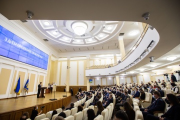 Зеленський пообіцяв завершення реформи прокуратури і вручив нагороди