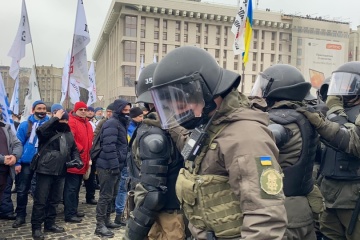 Во время акции ФЛП на Майдане пострадали около 40 полицейских