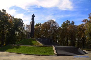 Pareja presidencial deposita flores en la tumba del Kobzar en Kaniv