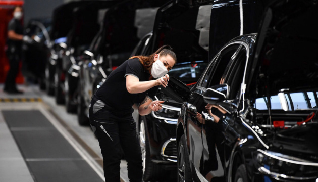 Daimler виплатить працівникам по €1000 за маски і дистанційну роботу