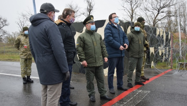 Британські дипломати відвідали КПВВ з окупованим Кримом