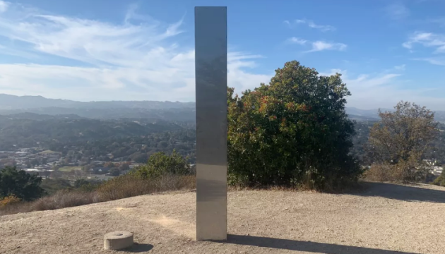 У Каліфорнії на горі знайшли загадковий моноліт