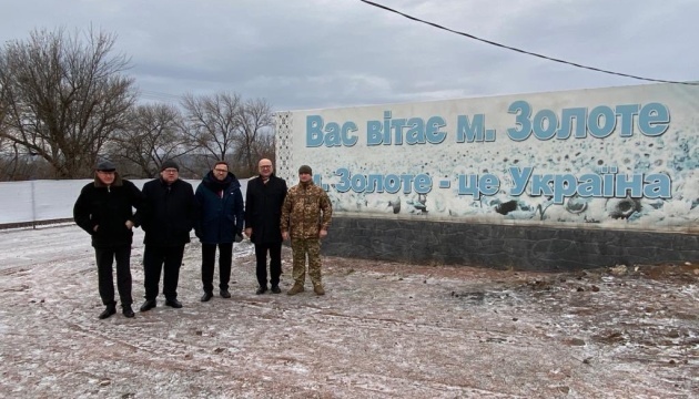 Ambassadors of Visegrad Four countries visit Zolote checkpoint