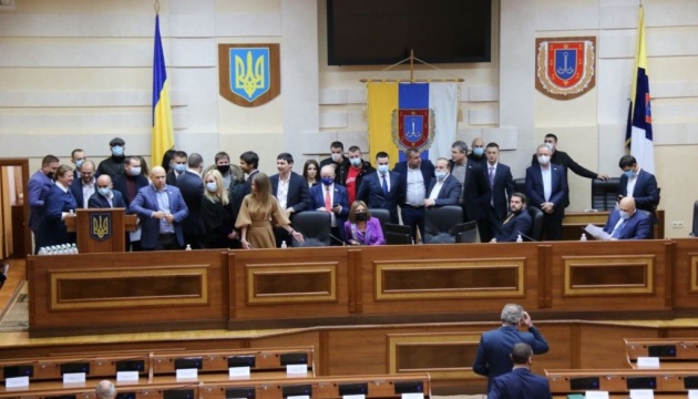 Представники ОПЗЖ та партії “За майбутнє” блокують відкриття сесії Одеської облради