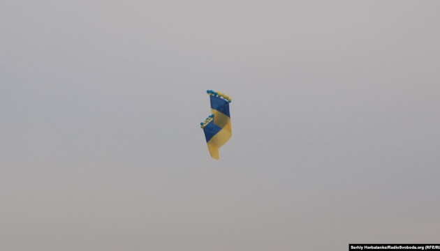 В Крым запустили 20-метровый флаг Украины по случаю Дня ВСУ
