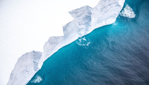 З'явилися фото гігантського айсберга, що дрейфує до острова в Атлантиці