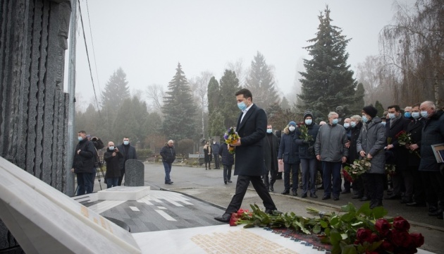Zelensky asiste a la inauguración del monumento a Leonid Kadeniuk