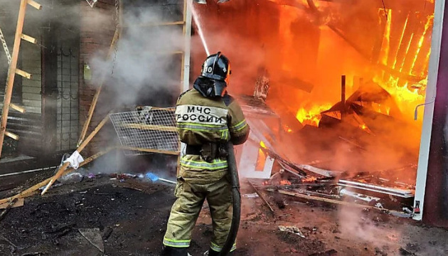 В РФ палаючий павільйон з піротехнікою влаштував у місті «феєрверк»