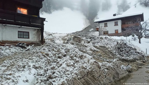Снігопад у Альпах спричинив транспортний хаос та загрозу лавин