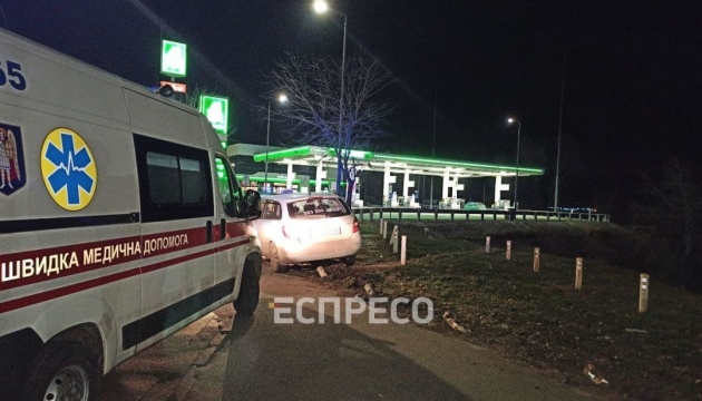 У Києві таксі вилетіло на тротуар через смерть водія за кермом