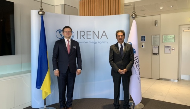 Кулеба обговорив з гендиректором IRENA співпрацю у сфері відновлюваної енергетики