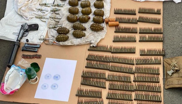 Поліція затримала групу військових, які торгували зброєю із зони ООС