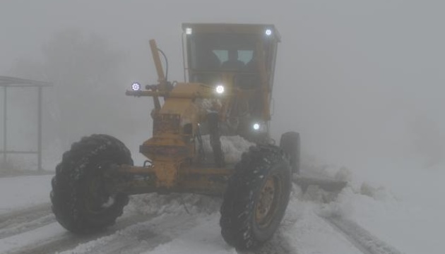 На сході Туреччини сніг заблокував 13 доріг