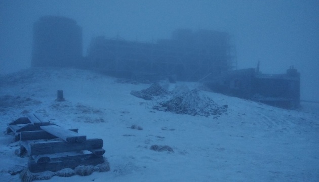 Карпати замітає снігом - на горі Піп Іван обмежена видимість