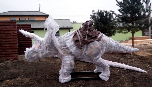 Le zoo de Vinnytsya accueille des robots dinosaures de 10 mètres de hauteur