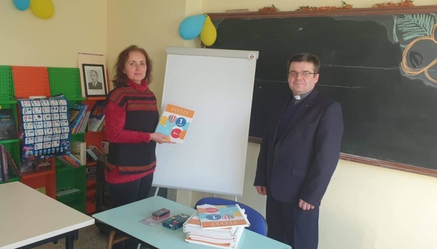 Українки Бельгії допомогли школі «Рідна мова» придбати підручники та дошку