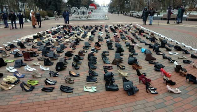 У Чернігові створили інсталяцію з 600 пар жіночого взуття