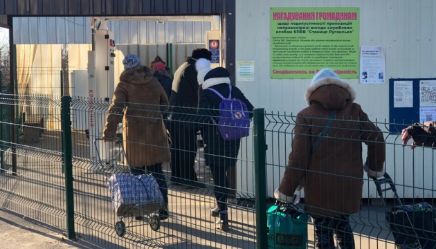 За місяць КПВВ на Донбасі перетнули майже 43 тисячі осіб