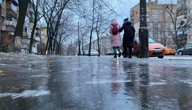 Украине прогнозируют воскресенье со снегом, ветром и гололедицей