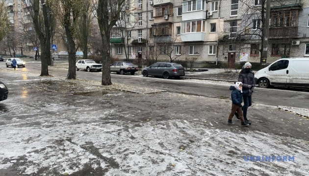 Українців попереджають про вітер та ожеледицю