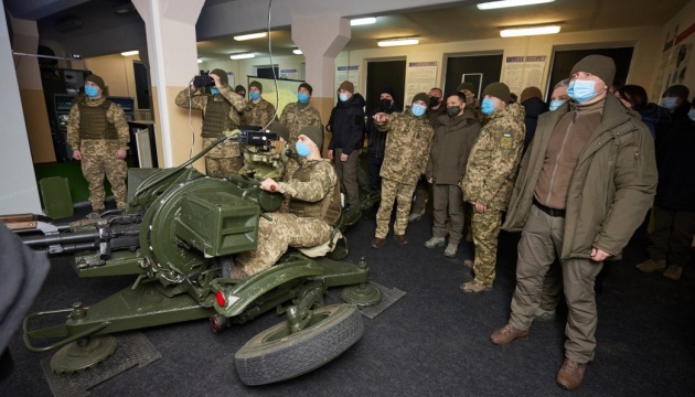 Військові показали Зеленському тренажер, що відтворює реальні бойові дії