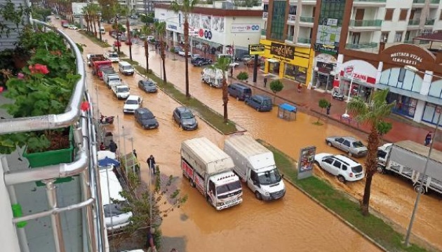 На півдні Туреччини рекордні опади: затопило поля, вулиці міст та дороги