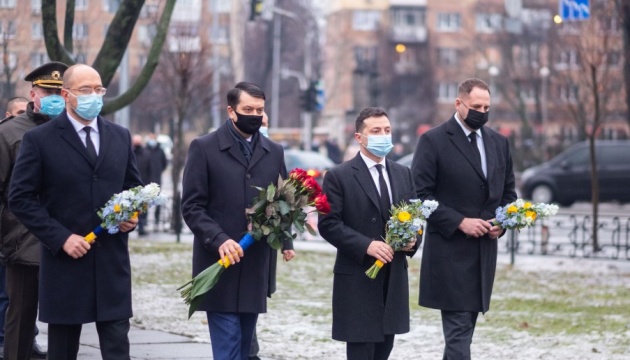 Ukraine leaders honor Chornobyl cleanup workers