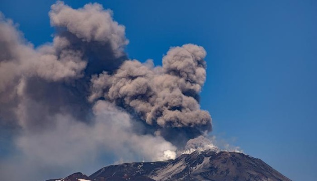 На Сицилії прокинувся вулкан Етна, стовп попелу — понад 5 кілометрів
