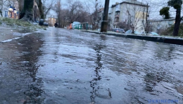 Україні прогнозують льодяний дощ та «температурну весну»