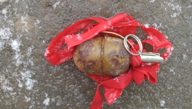 У Харкові на тротуарі знайшли бойову гранату