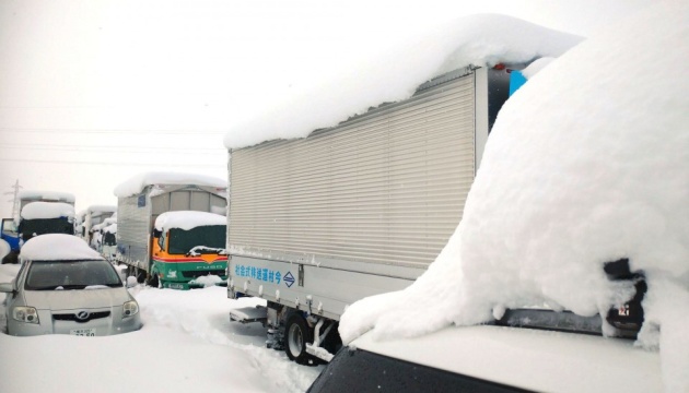 Снігопад в Японії: 10 тисяч будинків без світла та затор на 16 кілометрів