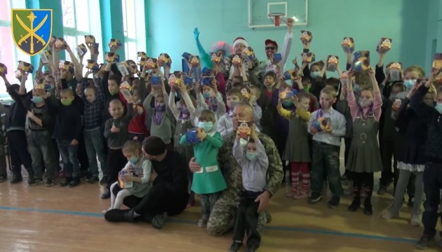До Миколая командування ООС роздало дітям Донбасу подарунки 