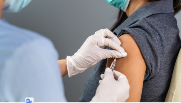 Польща планує почати вакцинацію медиків 27 грудня