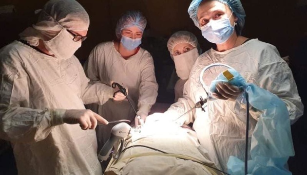 Львівські хірурги видалили дівчинці пухлину завбільшки з баскетбольний м’яч