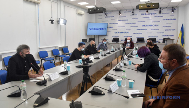 Як діяти владі та суспільству, щоб допомогти білорусам, які шукають прихисток в Україні? Як діяти владі та суспільству, щоб допомогти білорусам, які шукають прихисток в Україні?