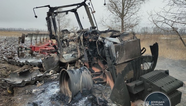 На Донеччині в полі підірвався трактор, водій – у лікарні На Донеччині в полі підірвався трактор, водій – у лікарні