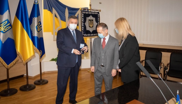 Аваков вручив послу Італії в Україні пам’ятний знак МВС