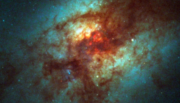 Hubble показав скупчення суперзірок в огорнутій пилом галактиці