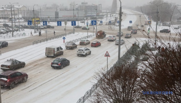 Розчищення доріг, пункти обігріву та опалення: в Україні готуються до погіршення погоди