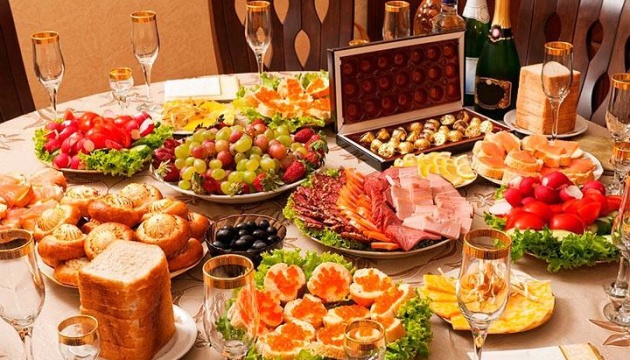 Українці цьогоріч витратять на новорічні страви близько 2879 гривень